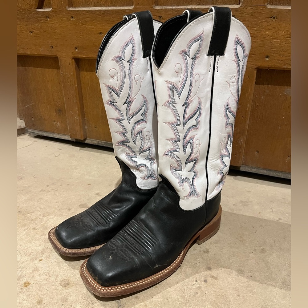 Justin ladies cowboy boots size 8